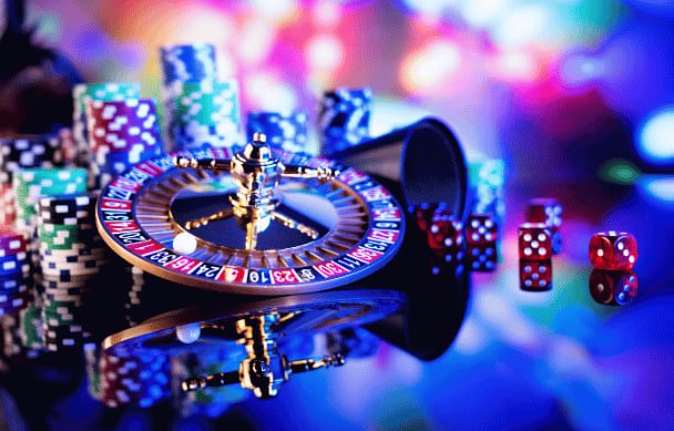 777Slot APK Mobile App - Myanmar Betting ကို ဖုန်းမှ ကစားနေသောမြင်ကွင်း